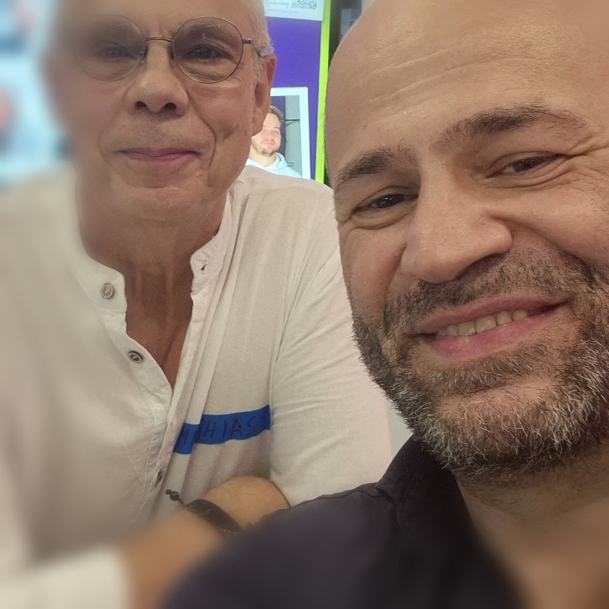 Foto von einem Netzwerkabend in Leverkusen: rechts Dr.-Ing. Suat Akyol, links der Interim-Kollege Matthias Fitzner, der Hintergrund ist bewusst unscharf gehalten.