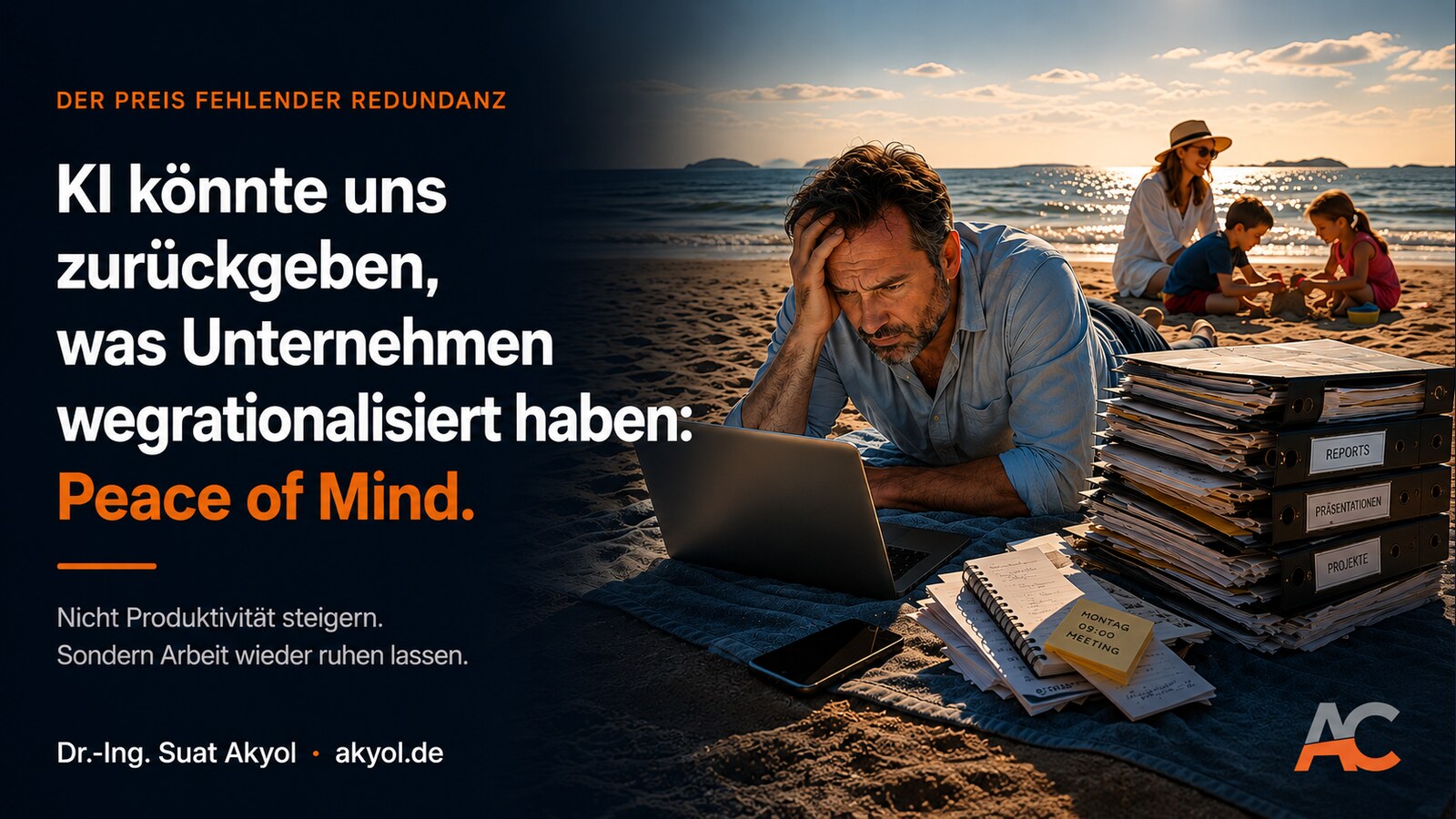 Titelkarte des Artikels: ein Mann liegt mit Laptop und Aktenstapeln am Strand und blickt gestresst auf den Bildschirm, während im Hintergrund seine Familie spielt. Text: KI könnte uns zurückgeben, was Unternehmen wegrationalisiert haben: Peace of Mind.