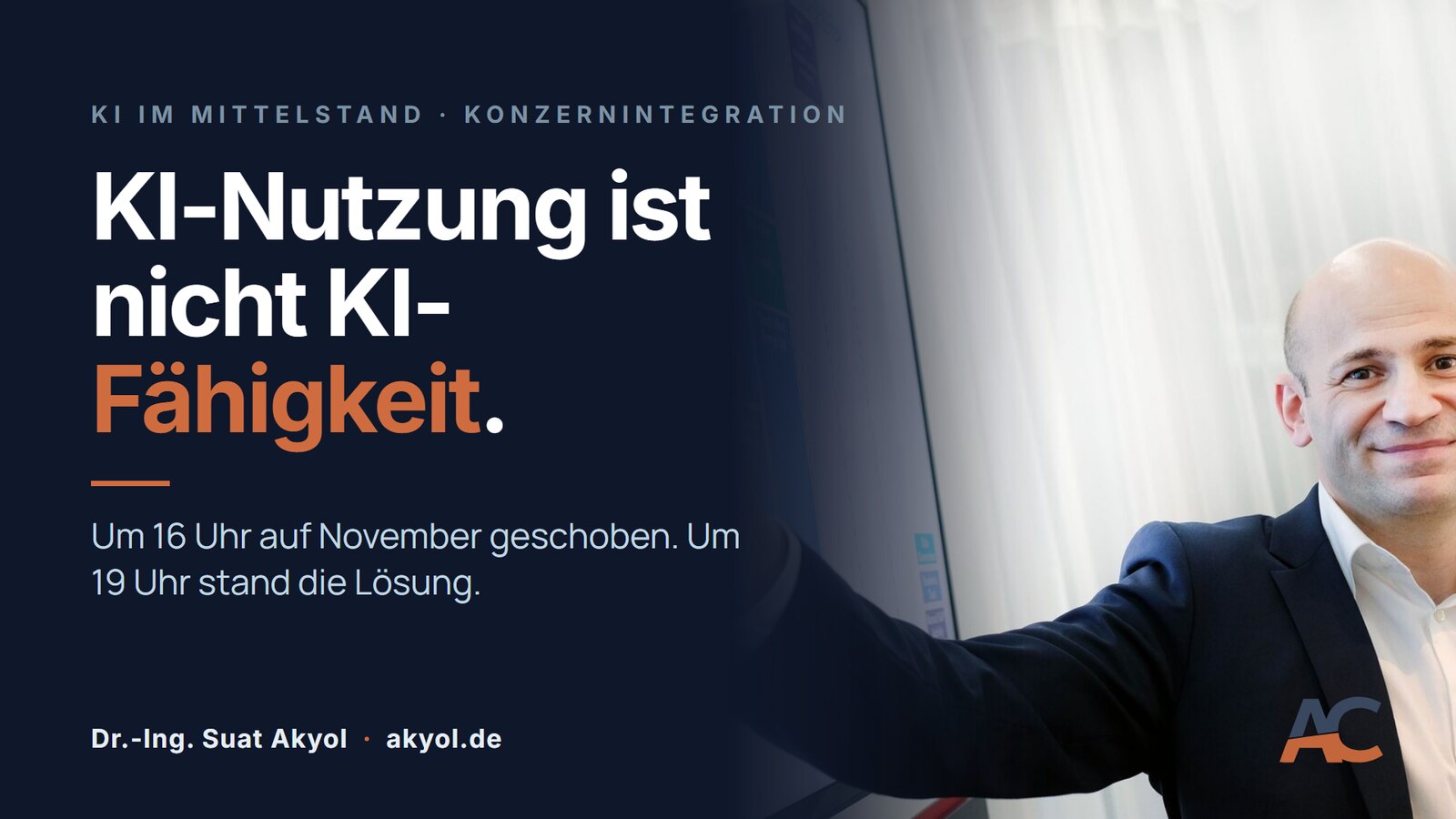 Titelkarte des Artikels: Dr.-Ing. Suat Akyol vor einem Projektboard, Text: KI-Nutzung ist nicht KI-Fähigkeit. Um 16 Uhr auf November geschoben. Um 19 Uhr stand die Lösung.