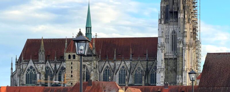 Der Regensburger Dom über den Ziegeldächern der Altstadt