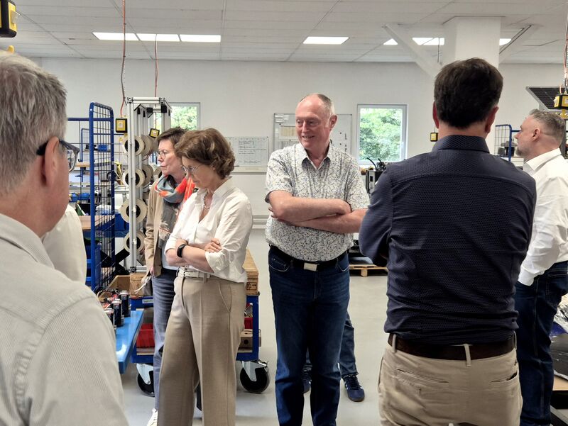 Gespräch in der Fertigung von Innok Robotics zwischen Werkbänken und Materialwagen