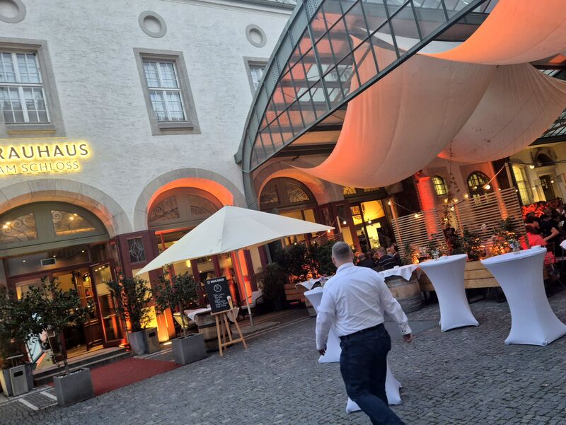Das Brauhaus am Schloss in Regensburg am Abend, Sonnensegel und Stehtische