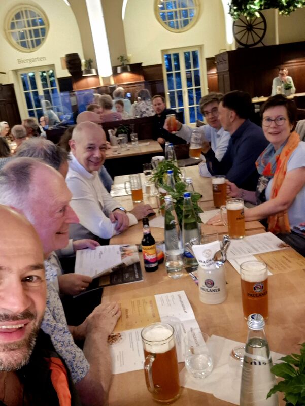 Lange Tafel im Brauhaus, die Fachgruppe beim Abendessen