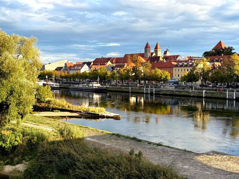 Blick über die Donau auf die Regensburger Altstadt im Abendlicht