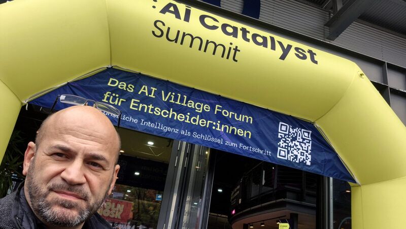 Suat Akyol unter dem gelben Eingangsbogen des AI Catalyst Summit