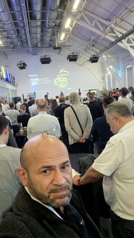 Selfie im vollen Studio 6, dahinter das stehende Publikum vor der Bühne