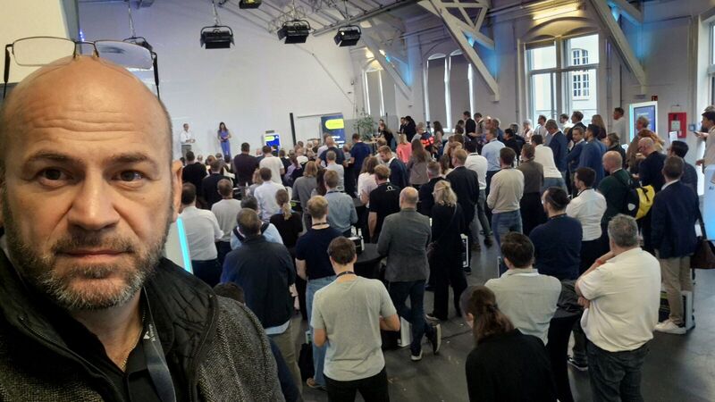 Selfie vor dem Publikum in Studio 6 während der Keynotes