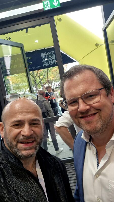 Suat Akyol mit Matthias Neugebauer, Selfie am Eingang des AI Village