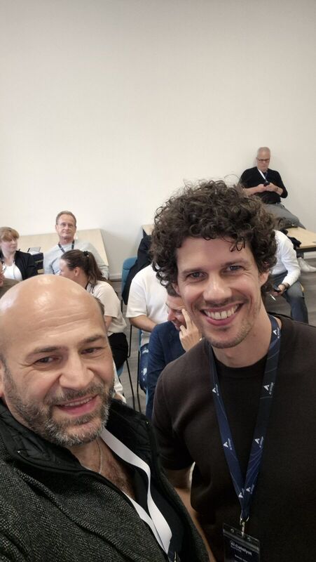 Suat Akyol mit Bastian Sens, Selfie im Saal seiner Masterclass