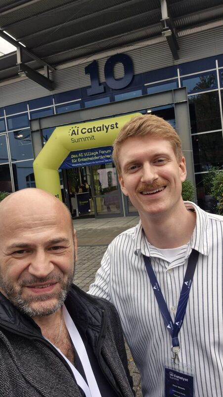 Suat Akyol mit Peter Wessels, Selfie vor Studio 10 und dem Eingangsbogen
