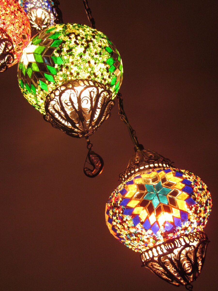 Mosaiklampen in warmem Licht