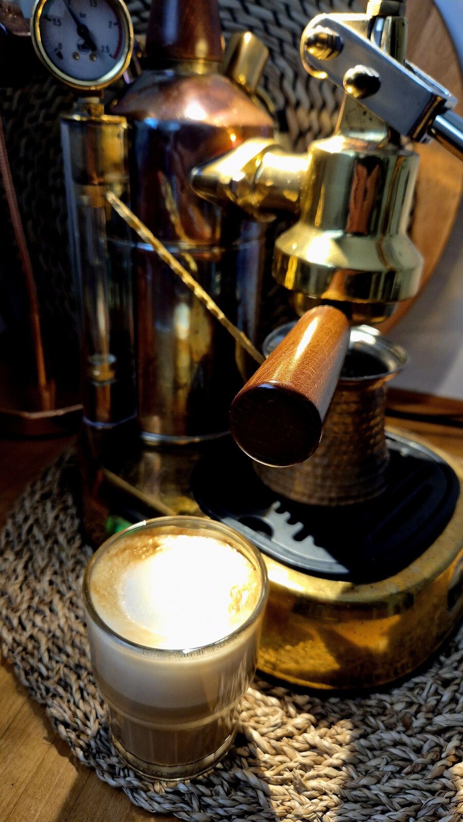 La-Pavoni-Espressomaschine mit frisch zubereitetem Cappuccino