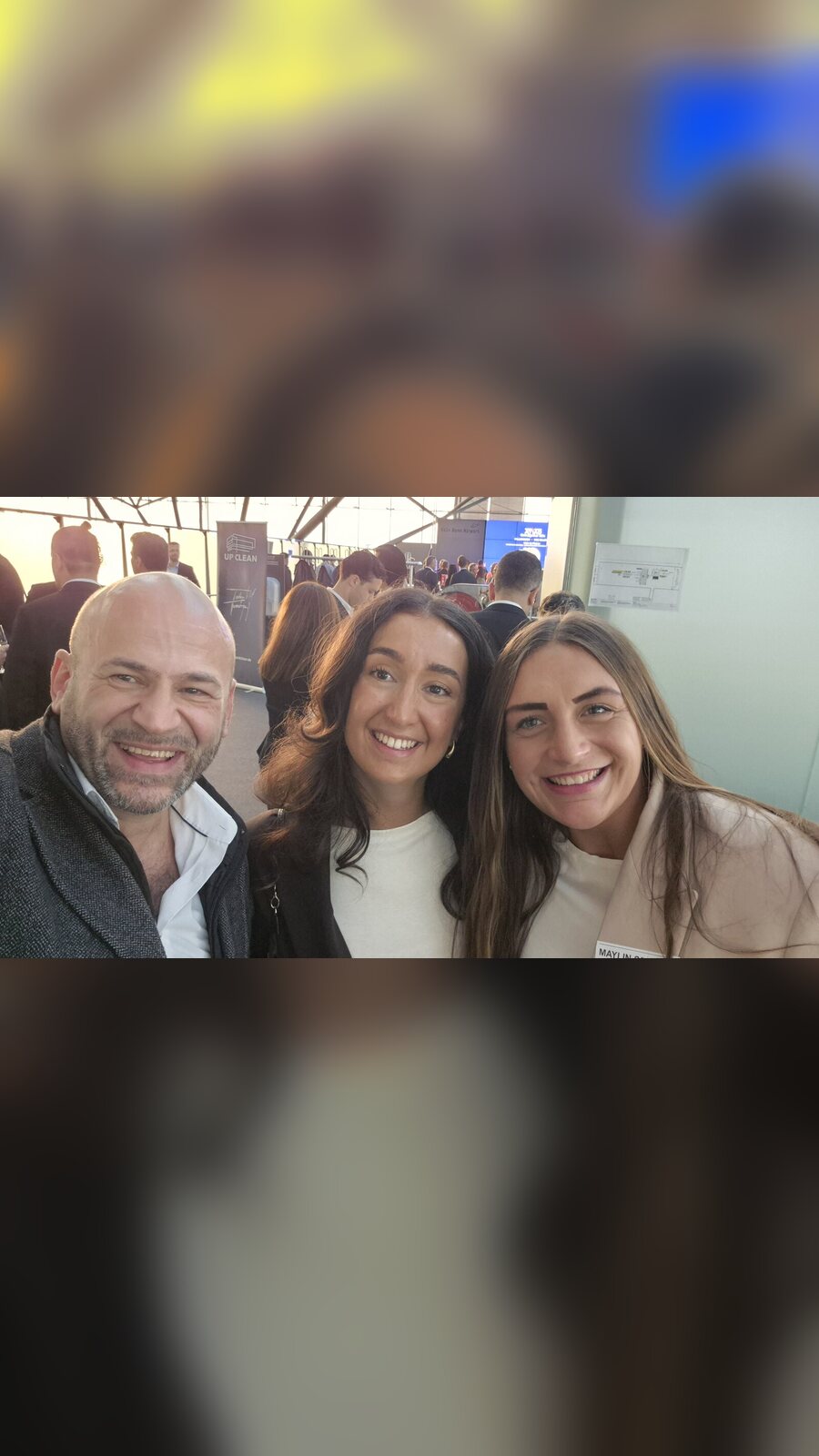 Suat Akyol mit Maylin Segger und Laura Maria Garcia Perez, Selfie beim ATİAD Come2gether im Köln Bonn Airport