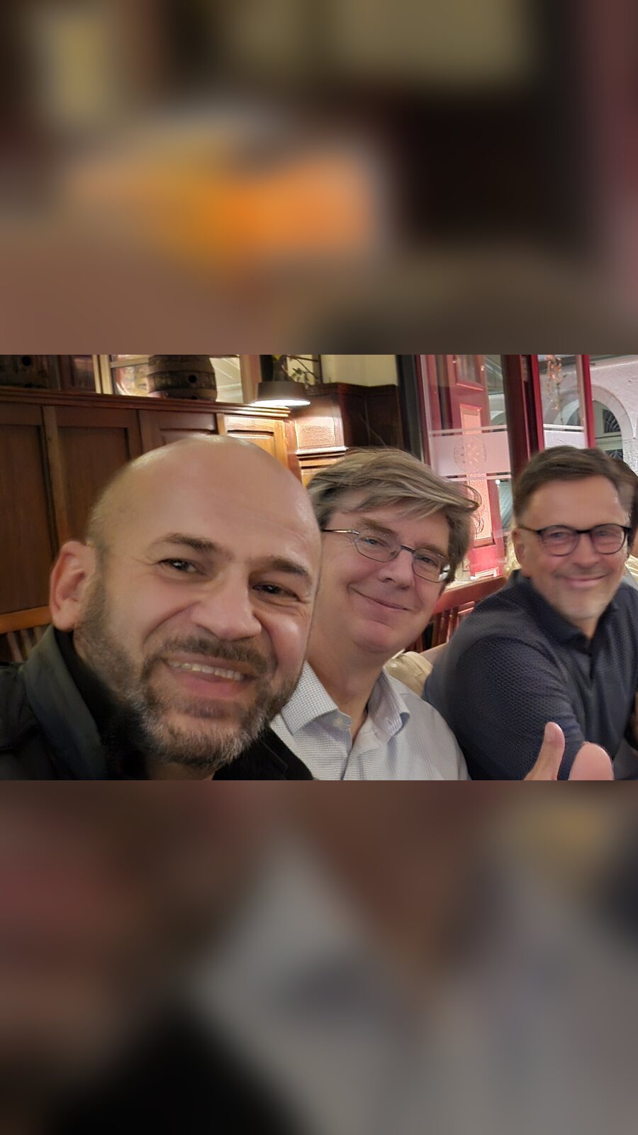 Suat Akyol mit Oliver Merkle und Guido von Rohr in einem Regensburger Brauhaus