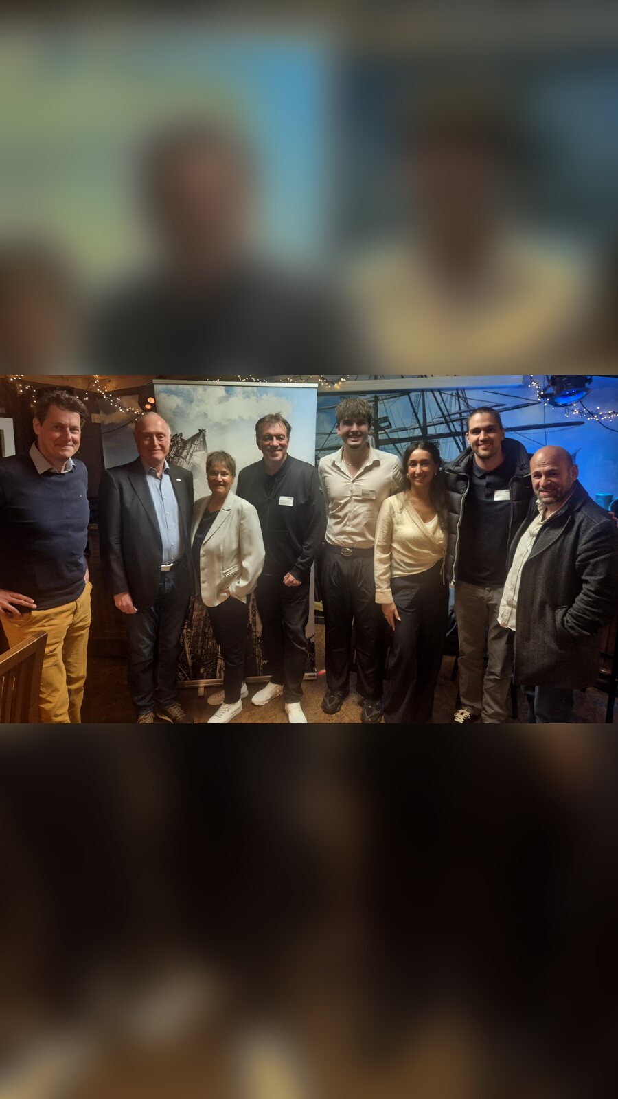 Gruppenfoto mit acht Personen vor einem DDIM-Aufsteller auf der MS Rodenkirchen, darunter Suat Akyol ganz rechts