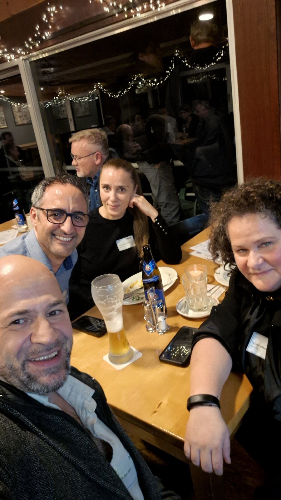 Selfie am Tisch auf der MS Rodenkirchen: Suat Akyol, Ismail Özmen, Pervin Serttaş und Dr. Inci Akkus, lachend, mit Lichterketten im Hintergrund