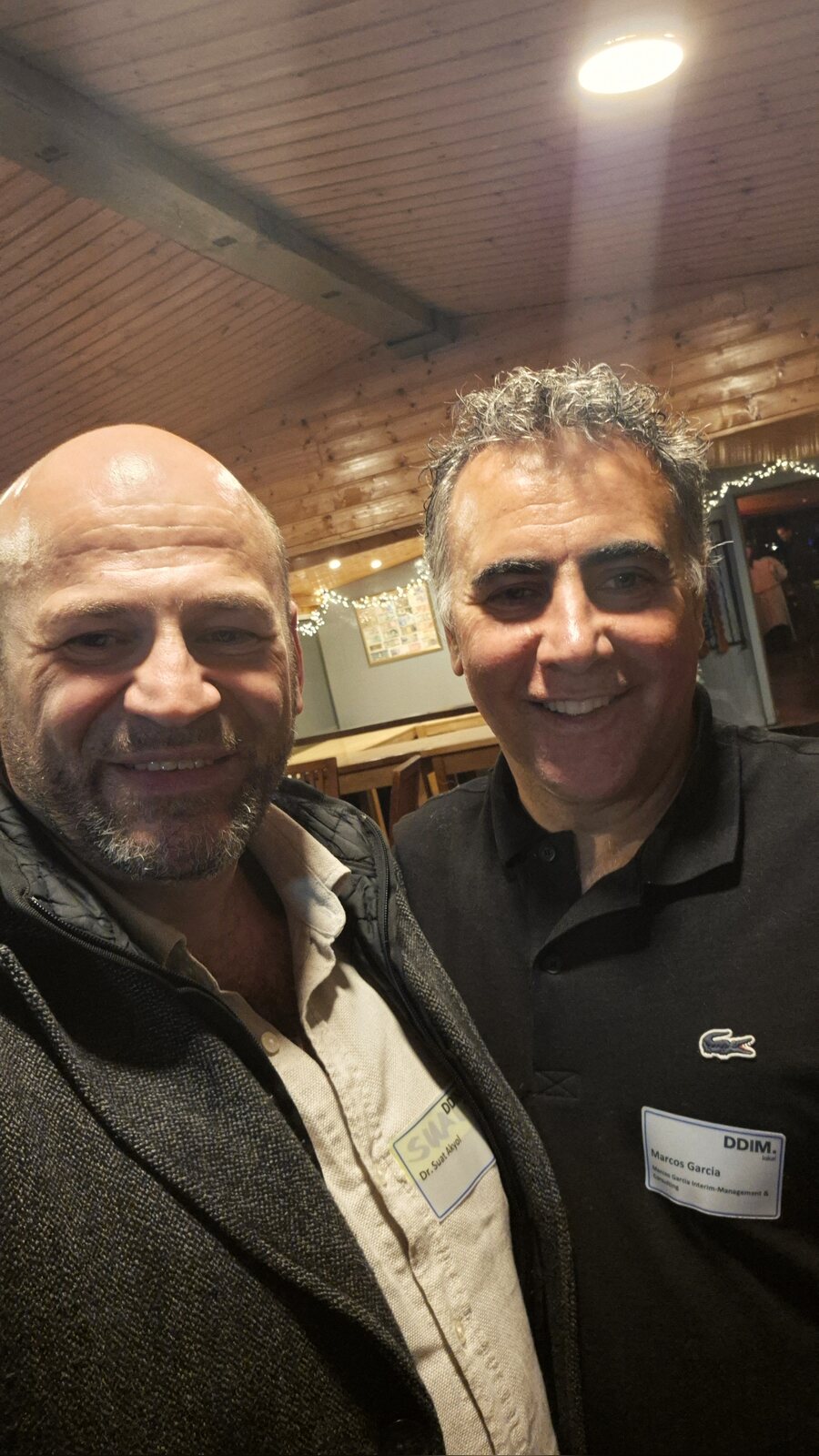 Selfie von Suat Akyol und Marcos García mit DDIM-Namensschildern auf der MS Rodenkirchen