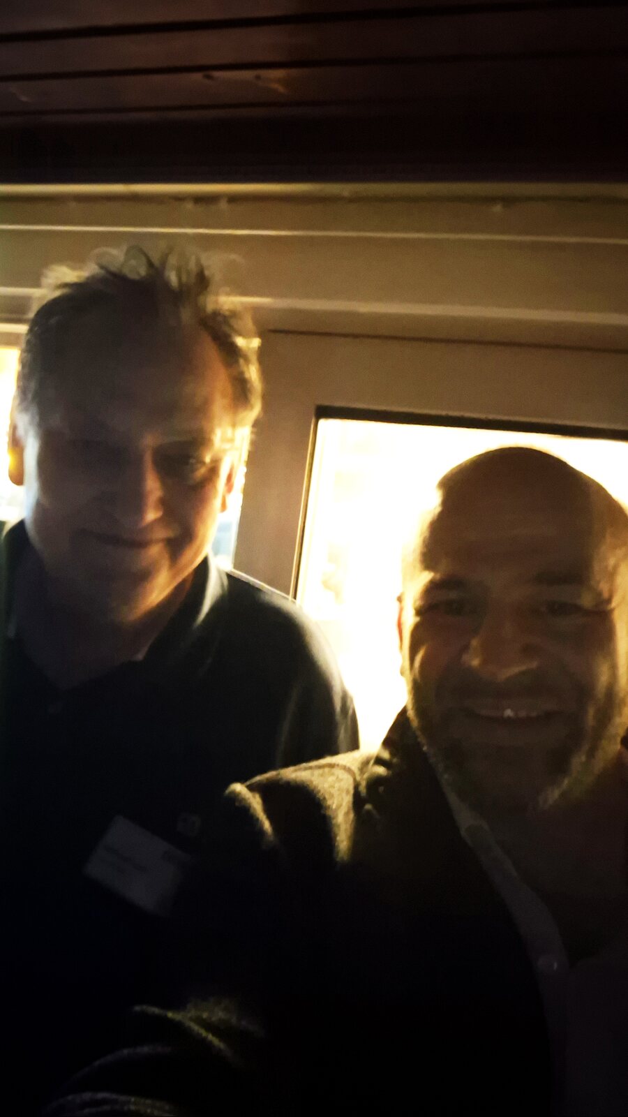 Selfie von Michael Lenz und Suat Akyol im Gegenlicht auf der MS Rodenkirchen