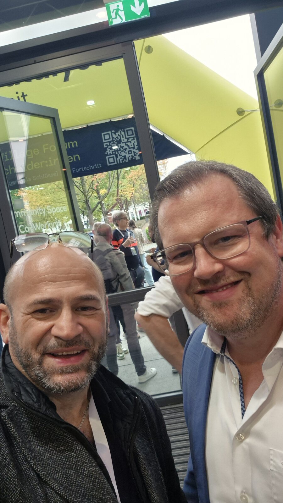 Suat Akyol mit Matthias Neugebauer, Selfie am Eingang des AI Village Hürth