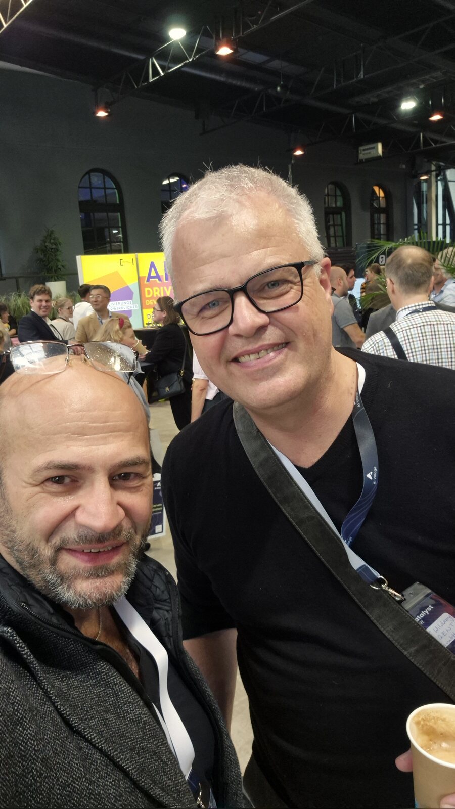 Suat Akyol mit Ralf Wildvang, Selfie in der Messehalle des AI Catalyst Summit im AI Village Hürth