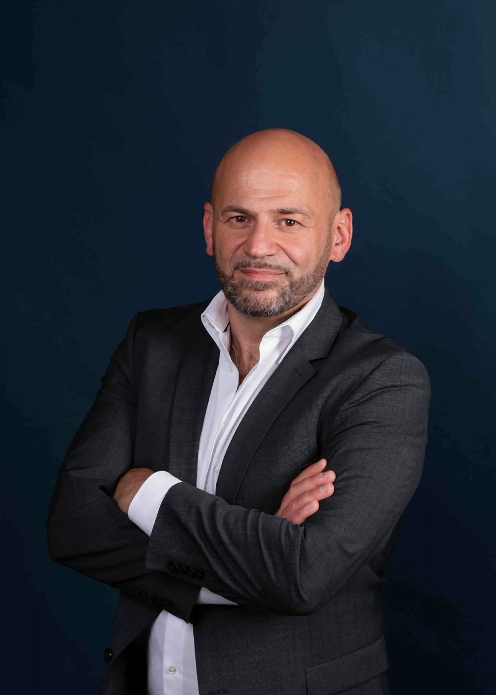 Dr.-Ing. Suat Akyol vor dunklem Hintergrund