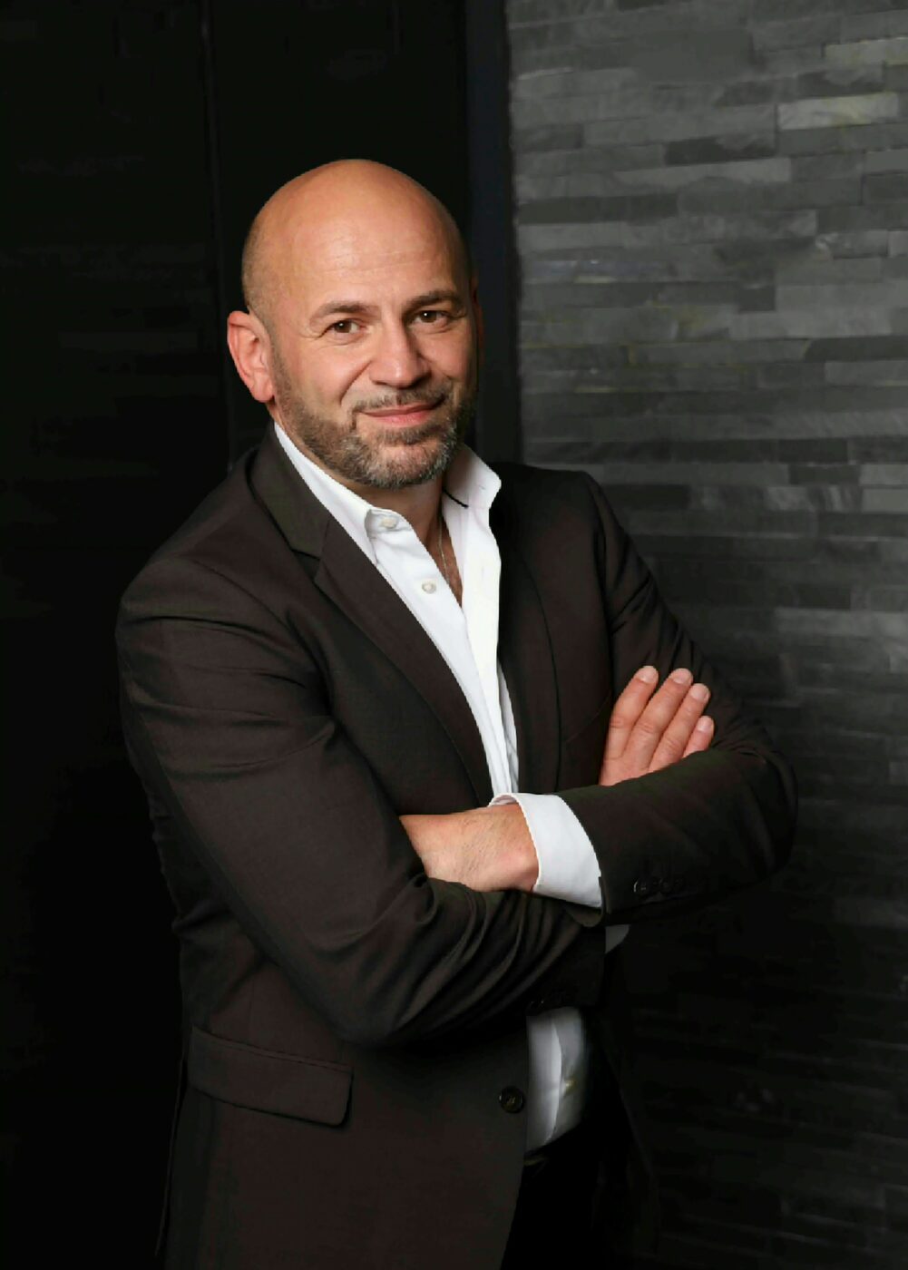 Dr.-Ing. Suat Akyol vor Steinwand