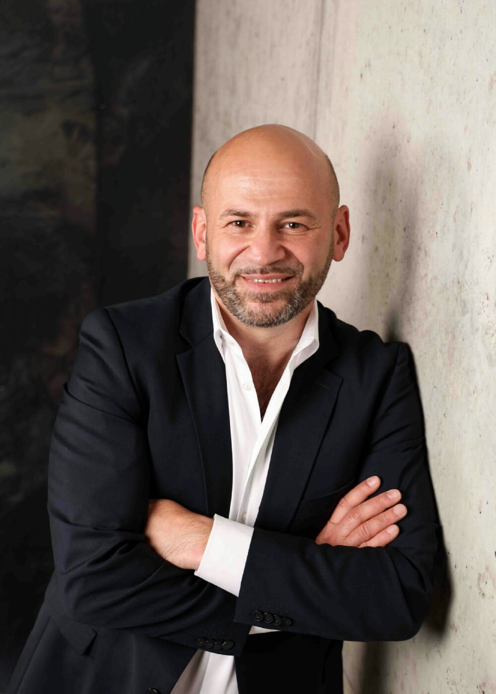 Dr.-Ing. Suat Akyol, Portrait vor Betonwand